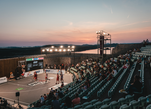 Fotografija 6 - Basket se na Mihovilu i sinoć igrao pred gotovo praznim gledalištem, ako izuzmemo igrače!