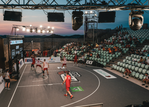 Fotografija 4 - Basket se na Mihovilu i sinoć igrao pred gotovo praznim gledalištem, ako izuzmemo igrače!