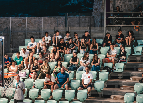 Fotografija 9 - Basket se na Mihovilu i sinoć igrao pred gotovo praznim gledalištem, ako izuzmemo igrače!
