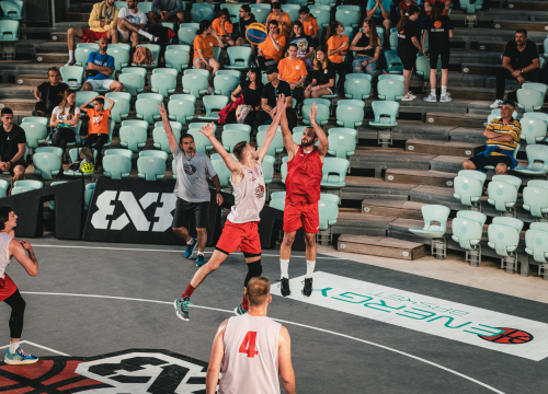 Fotografija 12 - Basket se na Mihovilu i sinoć igrao pred gotovo praznim gledalištem, ako izuzmemo igrače!