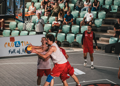 Fotografija 16 - Basket se na Mihovilu i sinoć igrao pred gotovo praznim gledalištem, ako izuzmemo igrače!