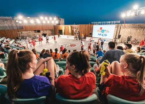 Fotografija 17 - Basket se na Mihovilu i sinoć igrao pred gotovo praznim gledalištem, ako izuzmemo igrače!