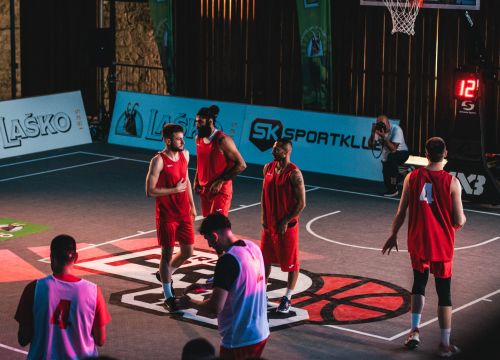 Fotografija 26 - Basket se na Mihovilu i sinoć igrao pred gotovo praznim gledalištem, ako izuzmemo igrače!