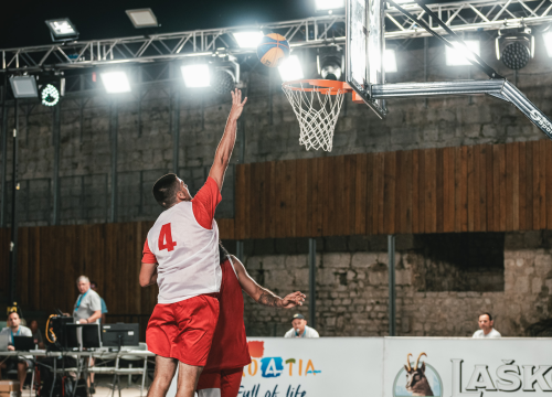 Fotografija 22 - Basket se na Mihovilu i sinoć igrao pred gotovo praznim gledalištem, ako izuzmemo igrače!