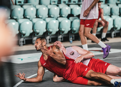 Fotografija 25 - Basket se na Mihovilu i sinoć igrao pred gotovo praznim gledalištem, ako izuzmemo igrače!