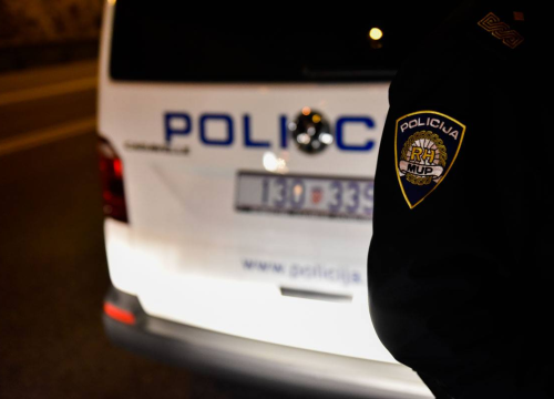 U Jurasima pijani vozač (28) Volva izgubio kontrolu, prešao u suprotnu traku i zabio se u parkirani auto