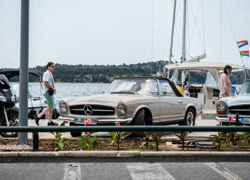 Fotografija 2 - Šibenska riva puna legendarnih Mercedesovih 'Pagoda', tamo su do 17 sati