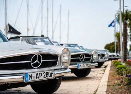 Fotografija 4 - Šibenska riva puna legendarnih Mercedesovih 'Pagoda', tamo su do 17 sati
