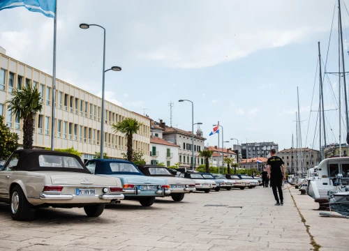 Fotografija 7 - Šibenska riva puna legendarnih Mercedesovih 'Pagoda', tamo su do 17 sati