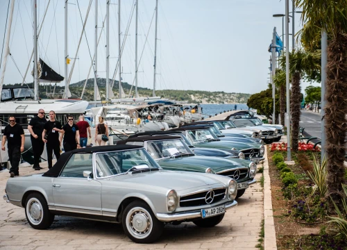 Fotografija 1 - Šibenska riva puna legendarnih Mercedesovih 'Pagoda', tamo su do 17 sati