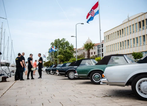 Fotografija 10 - Šibenska riva puna legendarnih Mercedesovih 'Pagoda', tamo su do 17 sati