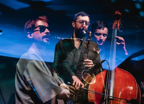 Fotografija 2 - J.R. August u Arsenu predstavio hvaljeni album 'Still Waters': Priključio mu se i zbor