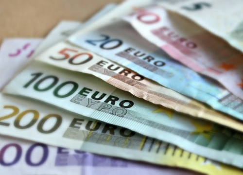 Javnim i državnim službenicima stiže povišica. Evo koliko će im rasti plaće