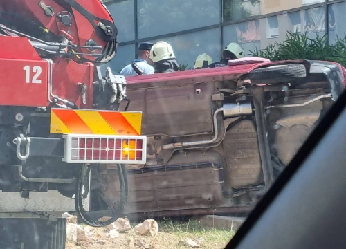 Fotografija 2 - Automobil sletio s ceste i preokrenuo se kod Kauflanda, vozač prevezen u bolnicu