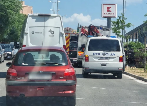 Fotografija 5 - Automobil sletio s ceste i preokrenuo se kod Kauflanda, vozač prevezen u bolnicu