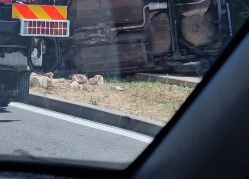 Fotografija 4 - Automobil sletio s ceste i preokrenuo se kod Kauflanda, vozač prevezen u bolnicu