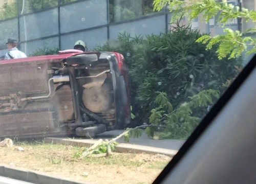 Fotografija 1 - Automobil sletio s ceste i preokrenuo se kod Kauflanda, vozač prevezen u bolnicu