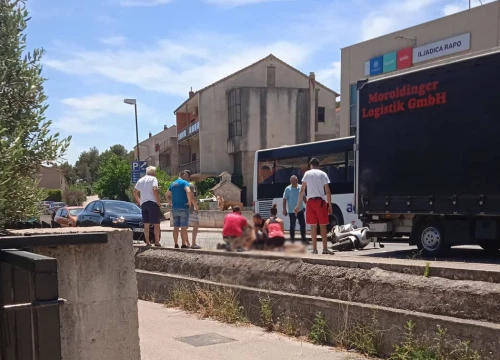 Fotografija 1 - Motociklist naletio na kamion u Njivicama: Prevezen je u šibensku bolnicu