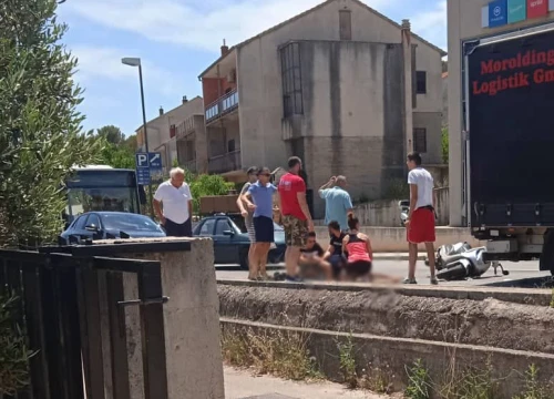 Fotografija 2 - Motociklist naletio na kamion u Njivicama: Prevezen je u šibensku bolnicu