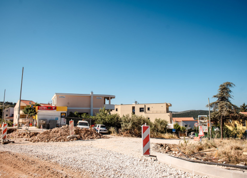 Fotografija 3 - Posjetili smo Žaborić: 'Turisti nam ne dolaze, a Šibenčana je sve manje na plaži. Puna nam je kapa ovih radova'