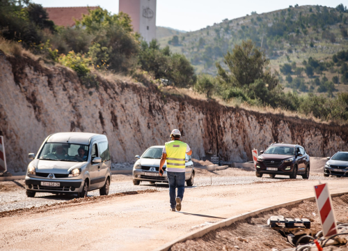 Fotografija 5 - Posjetili smo Žaborić: 'Turisti nam ne dolaze, a Šibenčana je sve manje na plaži. Puna nam je kapa ovih radova'