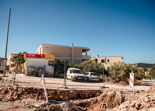 Fotografija 8 - Posjetili smo Žaborić: 'Turisti nam ne dolaze, a Šibenčana je sve manje na plaži. Puna nam je kapa ovih radova'