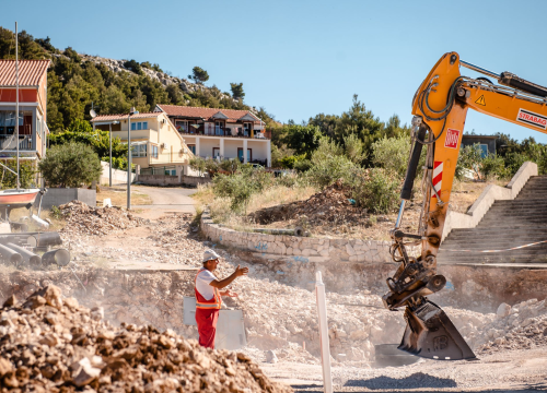 Fotografija 9 - Posjetili smo Žaborić: 'Turisti nam ne dolaze, a Šibenčana je sve manje na plaži. Puna nam je kapa ovih radova'