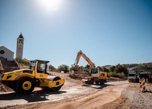Fotografija 11 - Posjetili smo Žaborić: 'Turisti nam ne dolaze, a Šibenčana je sve manje na plaži. Puna nam je kapa ovih radova'
