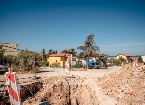 Fotografija 17 - Posjetili smo Žaborić: 'Turisti nam ne dolaze, a Šibenčana je sve manje na plaži. Puna nam je kapa ovih radova'