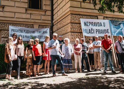 Fotografija 1 - Prosvjed službenika i namještenika ispred suda: Uskraćeni smo za dostojanstvo i svakodnevno omalovažavani