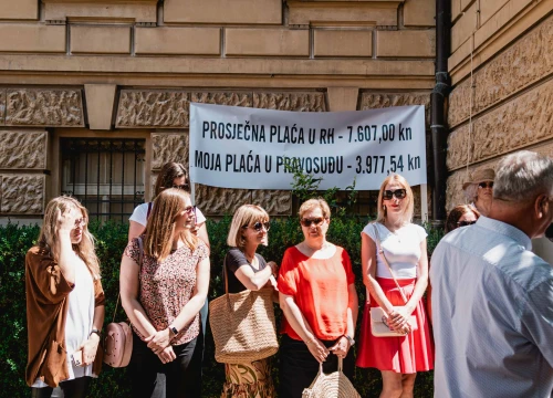 Fotografija 2 - Prosvjed službenika i namještenika ispred suda: Uskraćeni smo za dostojanstvo i svakodnevno omalovažavani