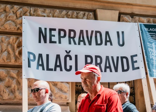 Fotografija 4 - Prosvjed službenika i namještenika ispred suda: Uskraćeni smo za dostojanstvo i svakodnevno omalovažavani