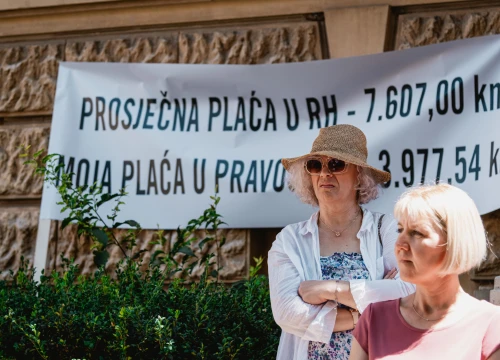 Fotografija 5 - Prosvjed službenika i namještenika ispred suda: Uskraćeni smo za dostojanstvo i svakodnevno omalovažavani