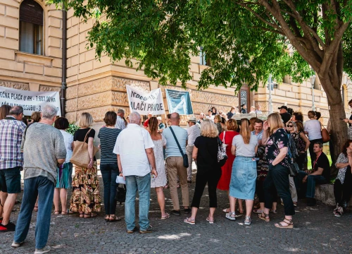 Fotografija 7 - Prosvjed službenika i namještenika ispred suda: Uskraćeni smo za dostojanstvo i svakodnevno omalovažavani