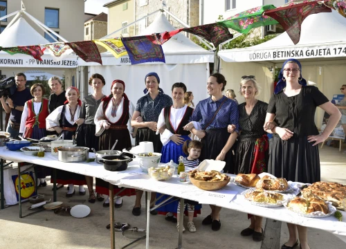Fotografija 1 - Jedinstveni doživljaj: U Betini održan Sajam tradicijske drvene brodogradnje