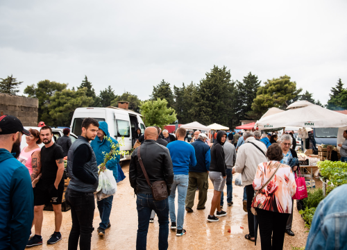 Fotografija 3 - Bili smo na Benkovačkom sajmu: Najtraženija 'roba' su CD-evi Thompsona i Bulića, a za prasetinu se čeka red