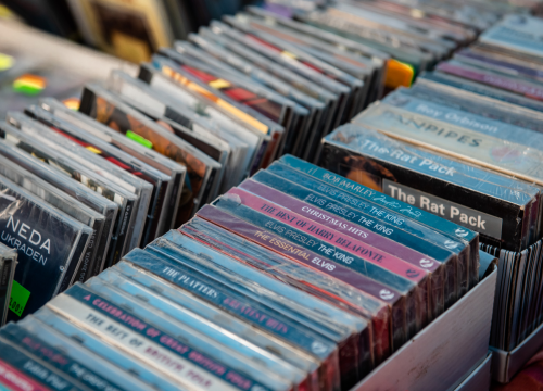 Fotografija 8 - Bili smo na Benkovačkom sajmu: Najtraženija 'roba' su CD-evi Thompsona i Bulića, a za prasetinu se čeka red