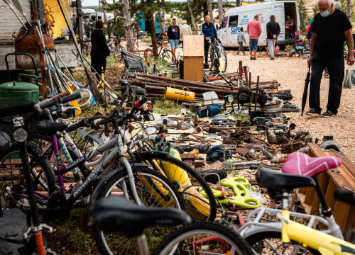 Fotografija 14 - Bili smo na Benkovačkom sajmu: Najtraženija 'roba' su CD-evi Thompsona i Bulića, a za prasetinu se čeka red