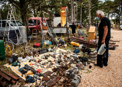 Fotografija 13 - Bili smo na Benkovačkom sajmu: Najtraženija 'roba' su CD-evi Thompsona i Bulića, a za prasetinu se čeka red