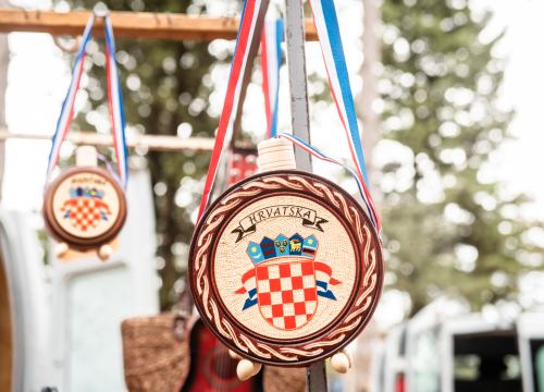 Fotografija 23 - Bili smo na Benkovačkom sajmu: Najtraženija 'roba' su CD-evi Thompsona i Bulića, a za prasetinu se čeka red