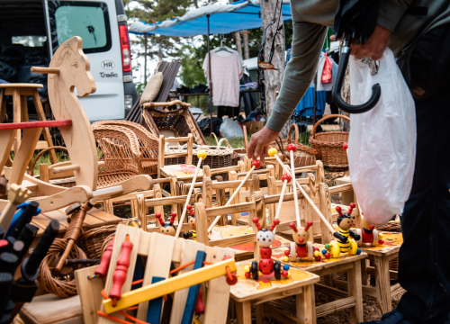 Fotografija 24 - Bili smo na Benkovačkom sajmu: Najtraženija 'roba' su CD-evi Thompsona i Bulića, a za prasetinu se čeka red