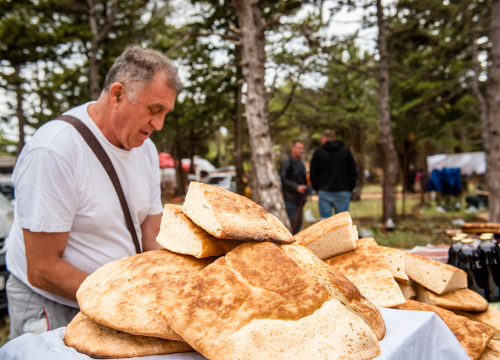 Fotografija 31 - Bili smo na Benkovačkom sajmu: Najtraženija 'roba' su CD-evi Thompsona i Bulića, a za prasetinu se čeka red