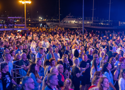 Buri usprkos, u Vodicama započeo 14. CMC festival: Publika se rasplesala uz zabavne hitove