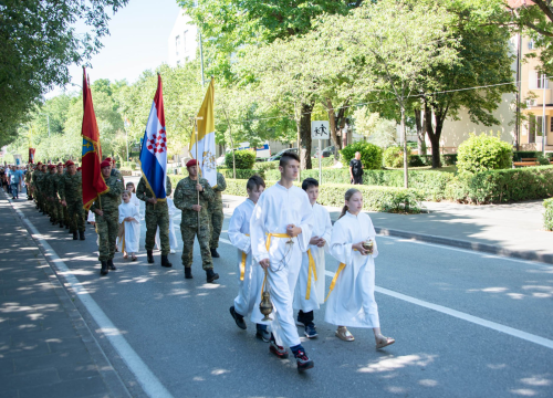 Dan grada Knina i blagdan sv. Ante započeo procesijom, završava koncertom Ivana Zaka