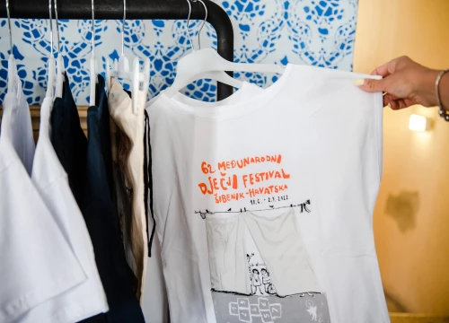 Fotografija 4 - Od danas možete u šibenskom kazalištu kupiti suvenire s prepoznatljivim motivima MDF-a
