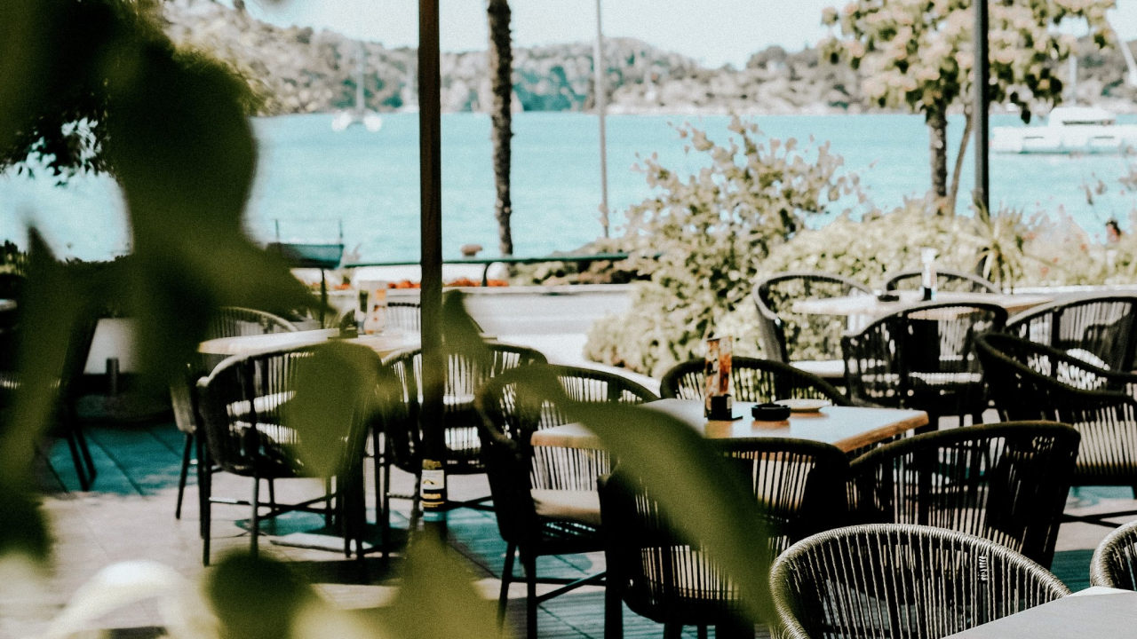 Provedite ljetne večeri na terasi Jadrana uz odličan program i vrhunsku spizu!