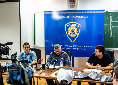 Fotografija 12 - Pao vodički diler: U kući mu našli laboratorij, 500 kg stabljika kanabisa i 16 kg zapakirane marihuane