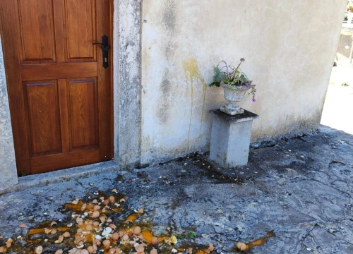 Fotografija 2 - Jajima izgađali crkvu u Raslini: 'Nadao sam se da kao mjesto možemo ići naprijed, a onda se ovo dogodi'