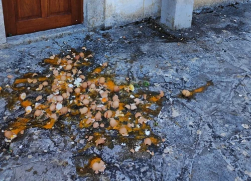 Fotografija 1 - Jajima izgađali crkvu u Raslini: 'Nadao sam se da kao mjesto možemo ići naprijed, a onda se ovo dogodi'