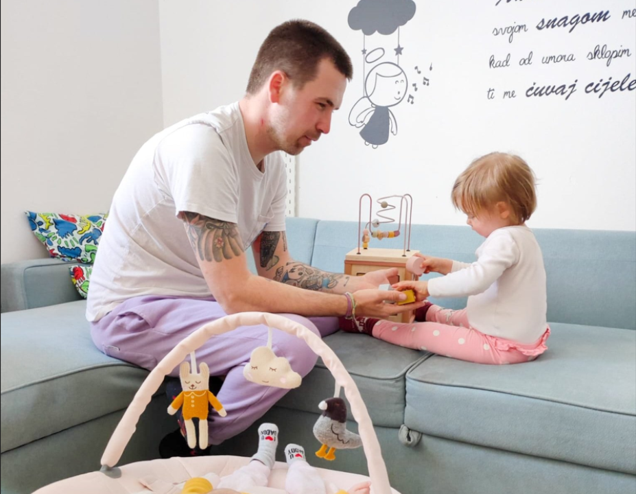 Petar je uzeo ženino prezime, bio na porodu i ne vidi čemu hvaliti očeve koji mijenjaju pelene: 'Dijete smo zajedno napravili'